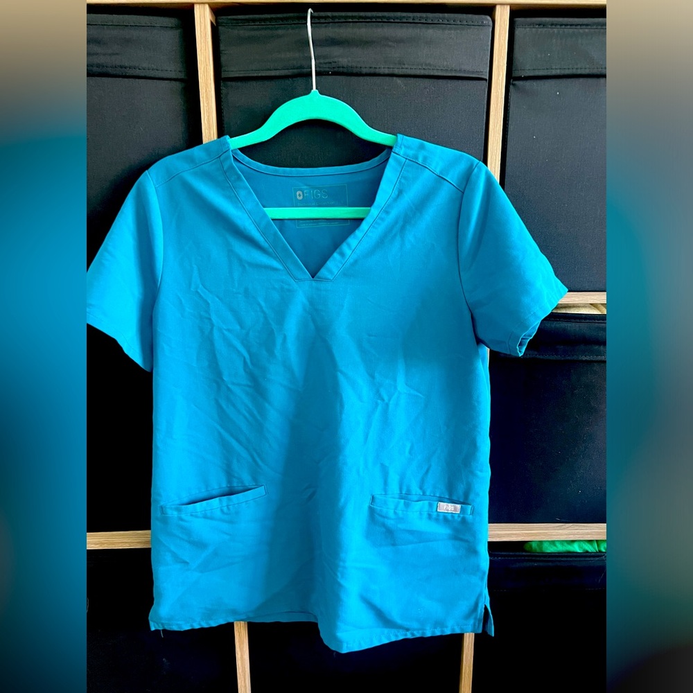 Pacific blue figs top, size small, Casma Three-Pocket scrub top